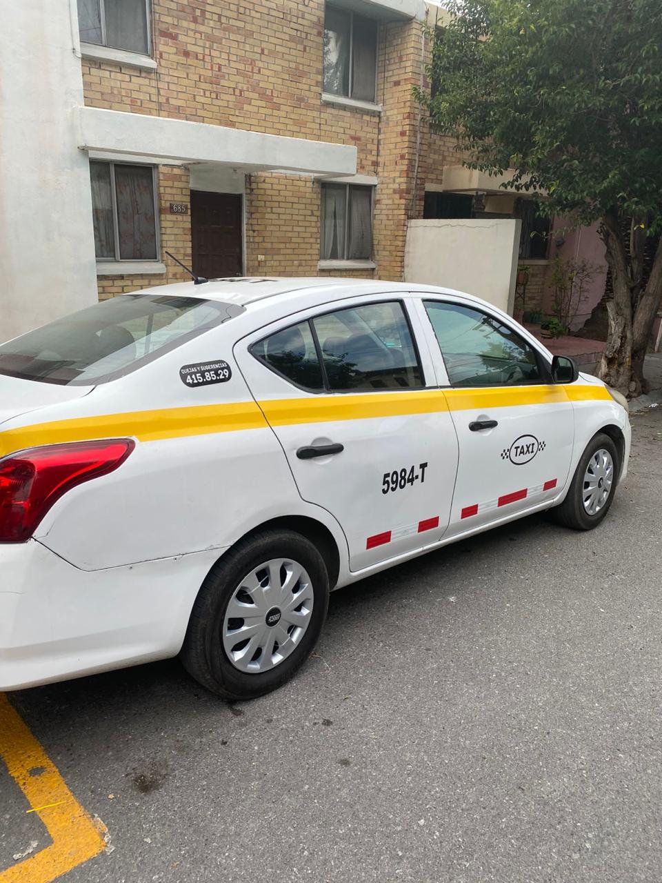 Taxi blanco – vista lateral 2, rotulado por Imagen Digital